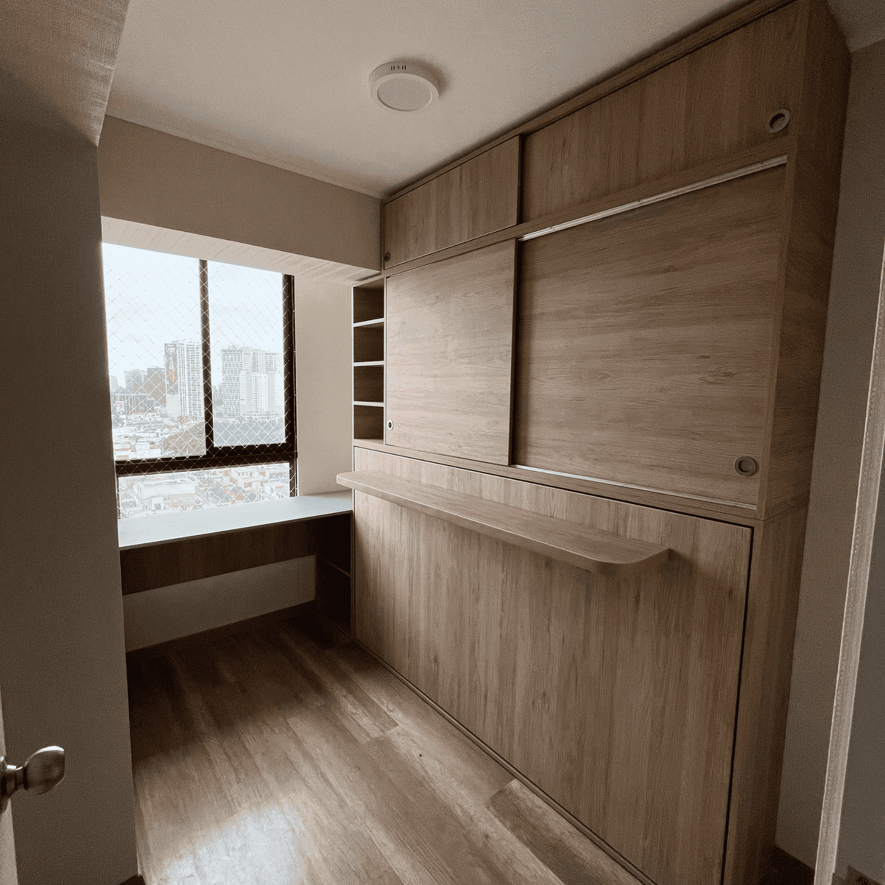 cama cerrada junto a escritorio